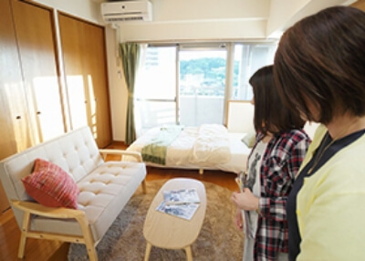 玄関を開けてお部屋の見学